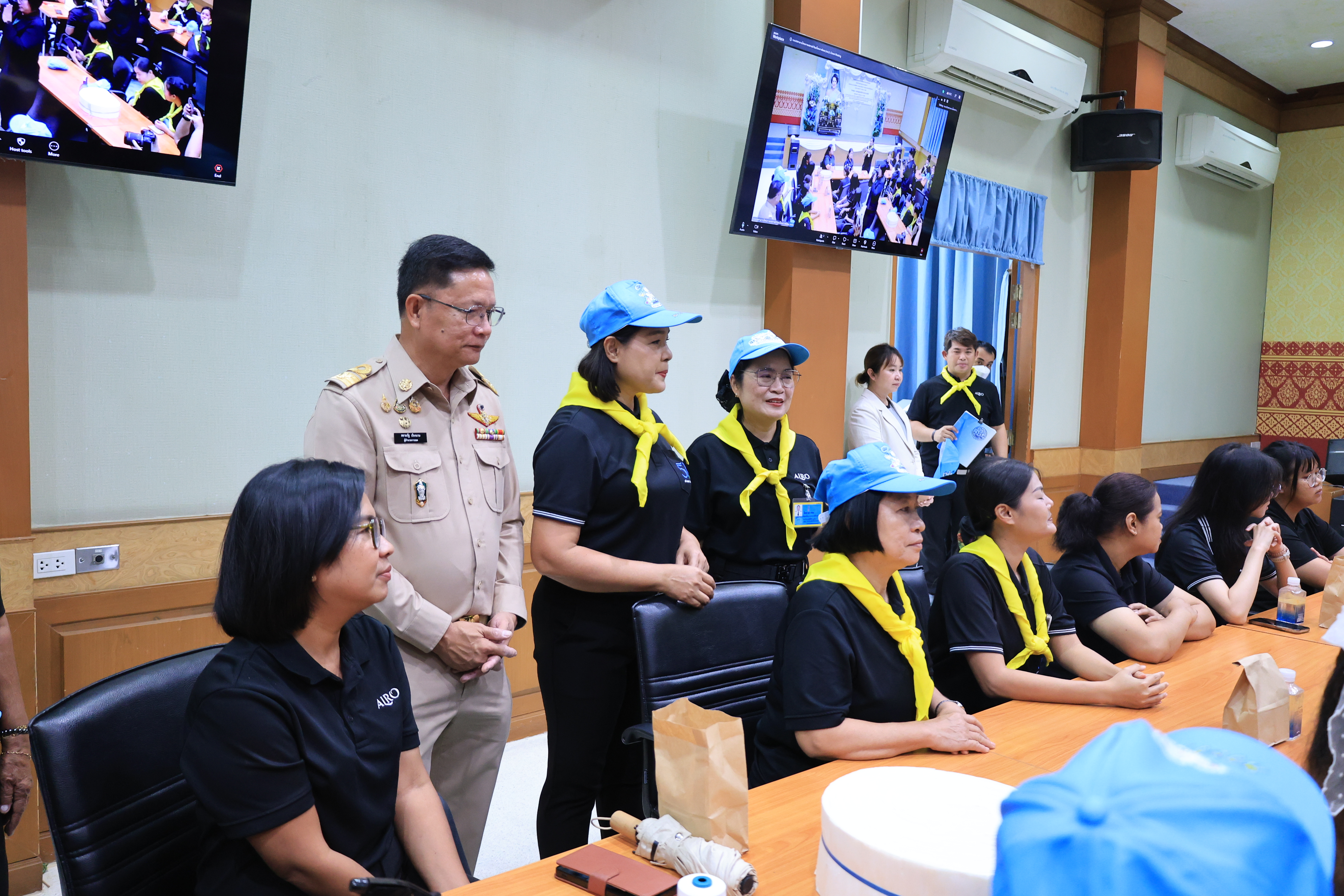 title - ส.ป.ก. จัดกิจกรรม “ประดิษฐ์ดอกไม้ถวายความอาลัย” ส่งเสริมสนับสนุนให้บุคลากรมีจิตสาธารณะและมีส่วนร่วมในการบำเพ็ญสาธารณะประโยชน์